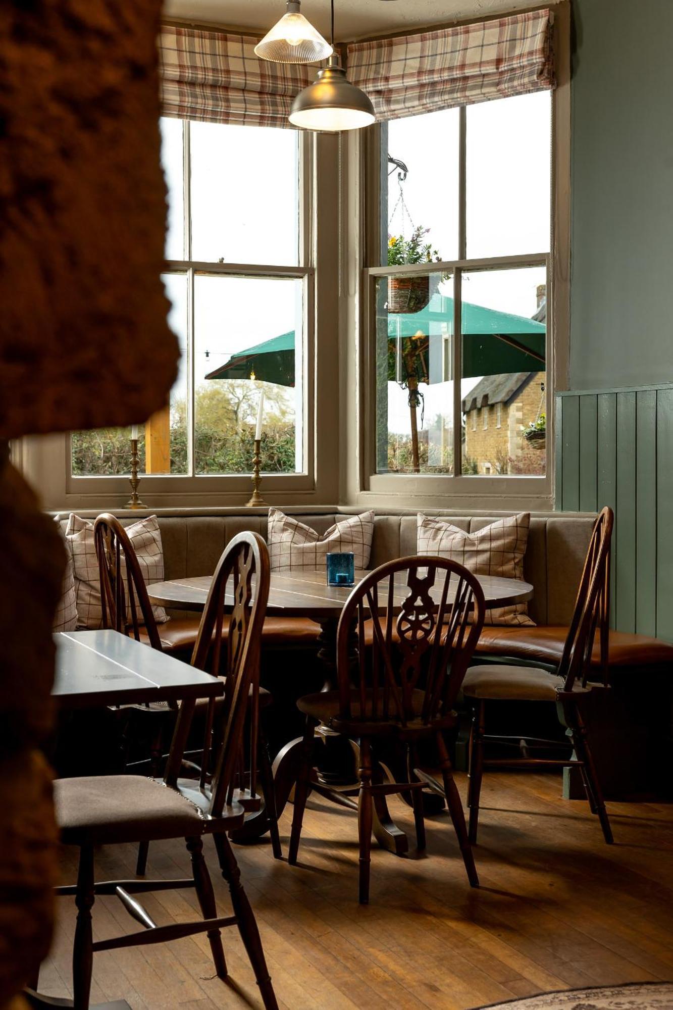 The Olde Coach House Inn Ashby Saint Ledgers Екстериор снимка