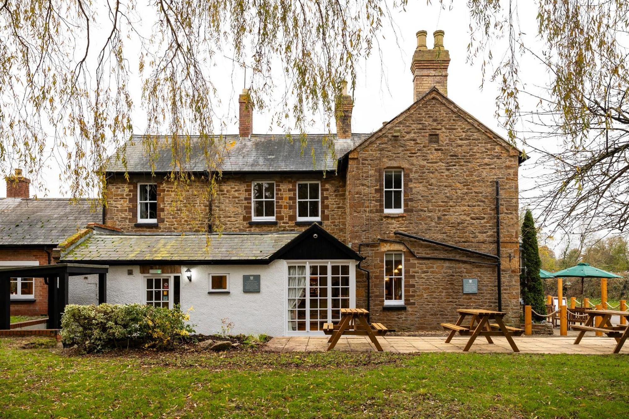 The Olde Coach House Inn Ashby Saint Ledgers Екстериор снимка