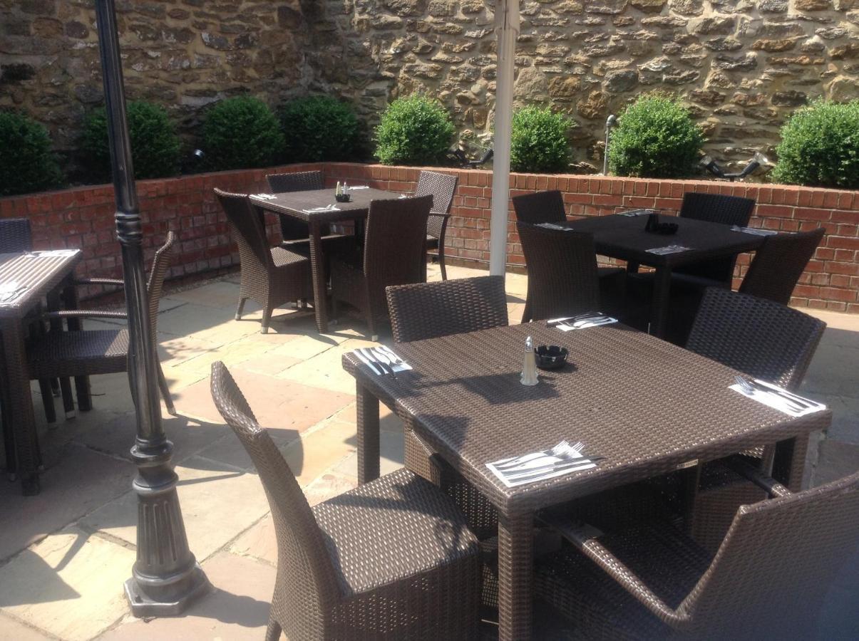 The Olde Coach House Inn Ashby Saint Ledgers Екстериор снимка